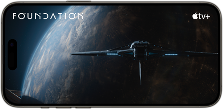 El iPhone 15 Pro mostrando una escena de la serie Foundation en AppleTV+