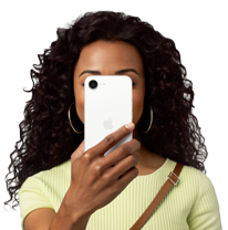 Persona sosteniendo un iPhone 16e delante de su cara