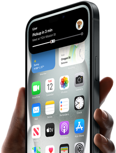 Una mano sosteniendo el iPhone 15, Dynamic Island muestra información sobre seguimiento de tu transporte compartido.