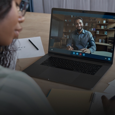 Estudiante usando una laptop para una videollamada con su tutor.