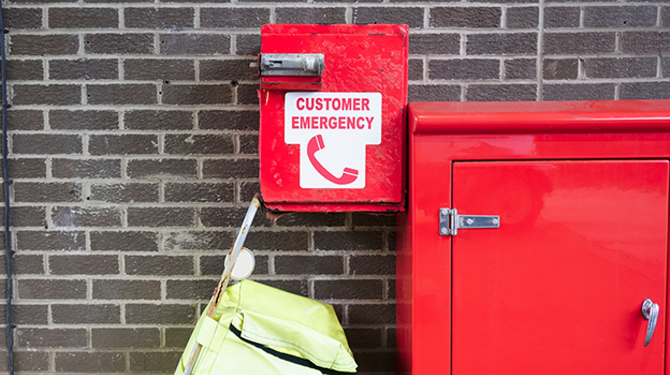 Cajas telefónicas de emergencia rojas