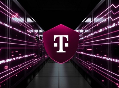 Escudo magenta con la letra T superpuesto sobre un centro del control digital de alta tecnología.