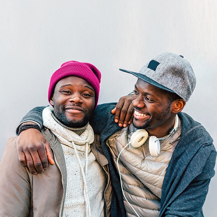 Dos hombres abrazados sonriendo
